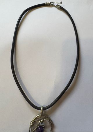 Collar unisex medallón adornado de piedras moradas