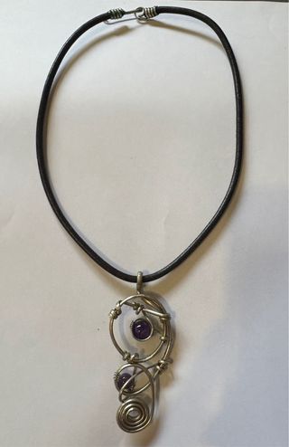 Collar unisex medallón adornado de piedras moradas