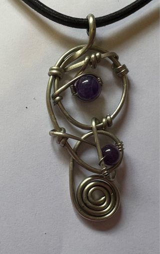 Collar unisex medallón adornado de piedras moradas