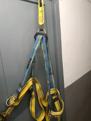 Arnés de seguridad azul y amarillo