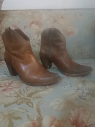 Botines de tacón bajo marrones