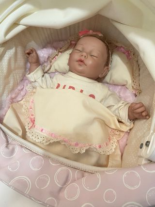 Carro de muñecas blanco y rosa.