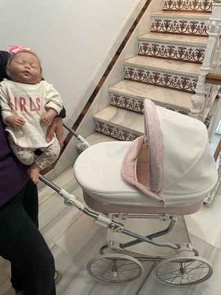 Carro de muñecas blanco y rosa.