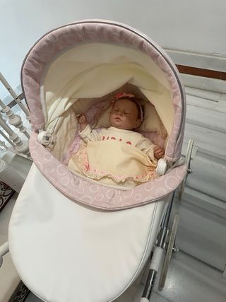 Carro de muñecas blanco y rosa.