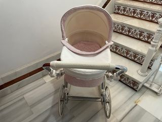 Carro de muñecas blanco y rosa.
