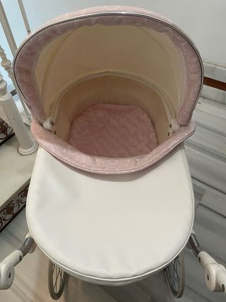 Carro de muñecas blanco y rosa.