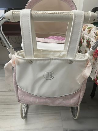 Carro de muñecas blanco y rosa.