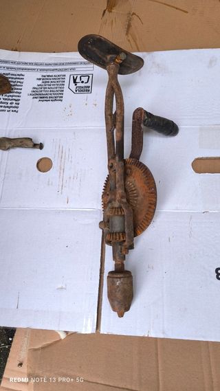 Taladro manual antiguo