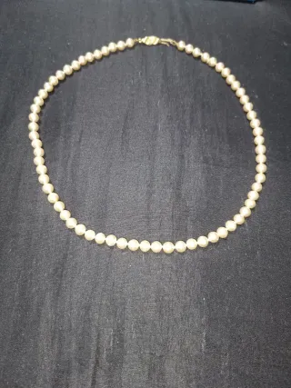 Collar de perlas con cierre dorado