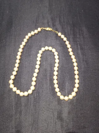 Collar de perlas con cierre dorado