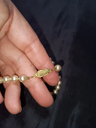 Collar de perlas con cierre dorado