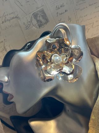 Fiesta Pendientes Flor Relieve Grande ,Perla Lujo