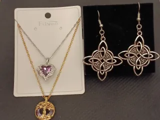 Set di gioielli con collane e orecchini