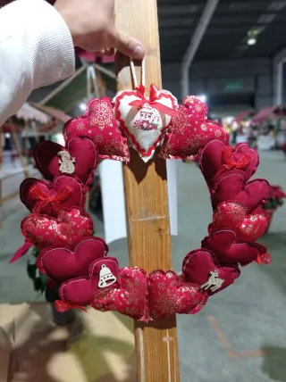 Corona de corazones navideña roja
