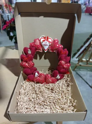 Corona de corazones navideña roja