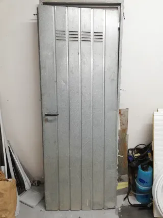 Puerta de trastero metálica