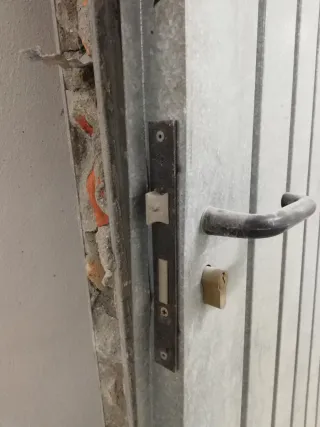 Puerta de trastero metálica