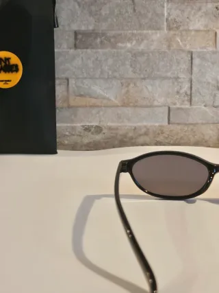 Occhiali da sole neri ovali