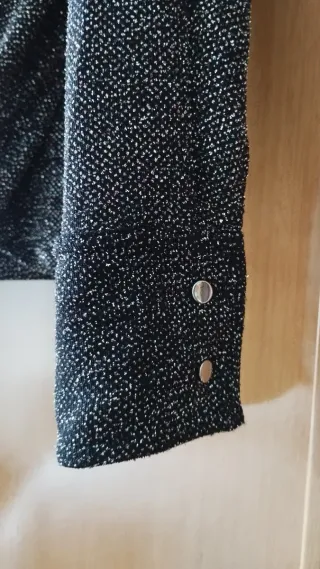 Camisa de fiesta, negra con brillos de colores