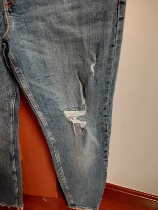 Pantalones vaqueros Zara desgastados