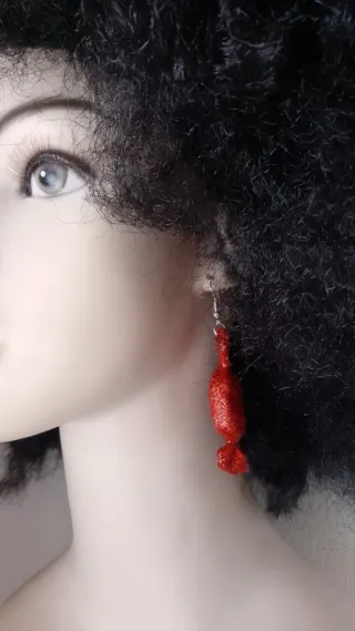 Pendientes rojos brillantes