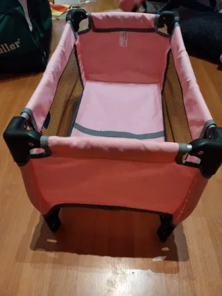 Cuna de juguete rosa.