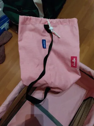 Cuna de juguete rosa.