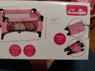Cuna de juguete rosa.