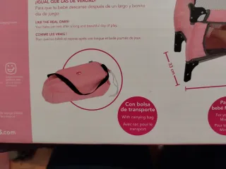 Cuna de juguete rosa.
