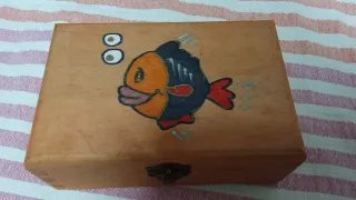 Caja de madera artesanal pintada a mano