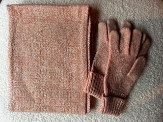 Bufanda y guantes naranjas y rosas