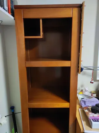 Estantería de madera marrón.