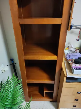 Estantería de madera marrón.