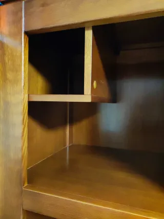 Estantería de madera marrón.