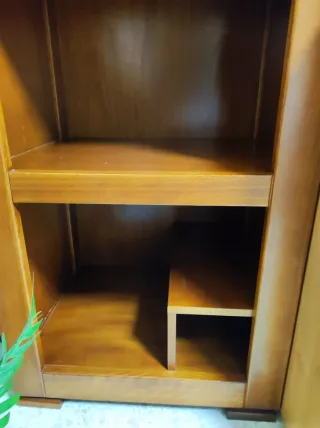 Estantería de madera marrón.