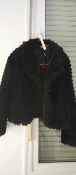 Chaqueta corta pelo negra