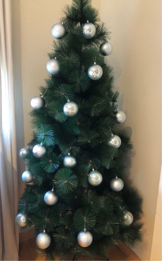 Árbol de Navidad con bolas plateadas