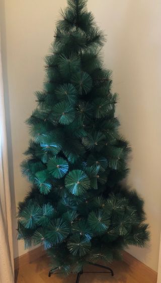 Árbol de Navidad con bolas plateadas