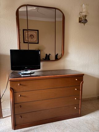 Cómoda de madera con espejo