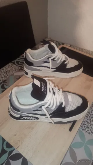 Zapatillas anchas grises y negras Estilo urbano