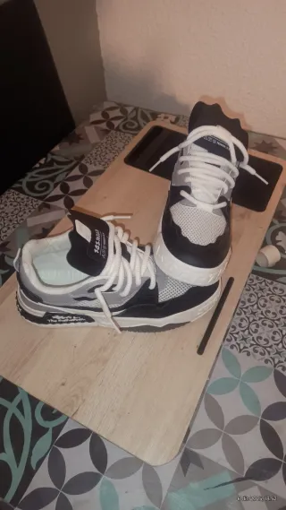 Zapatillas anchas grises y negras Estilo urbano