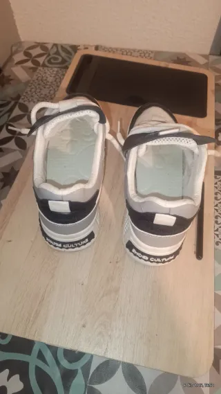 Zapatillas anchas grises y negras Estilo urbano