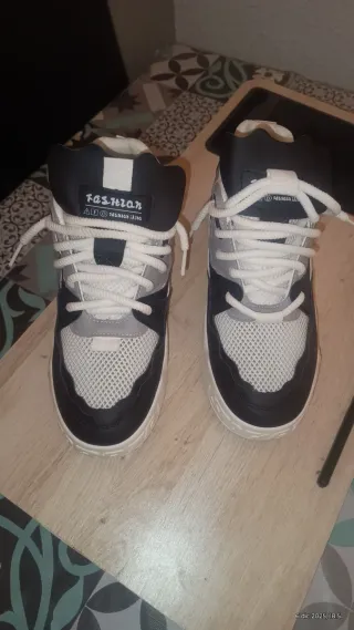 Zapatillas anchas grises y negras Estilo urbano