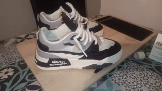 Zapatillas anchas grises y negras Estilo urbano