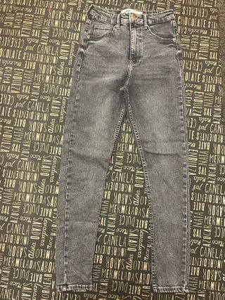 Vaqueros pitillo grises Bershka Talla 34