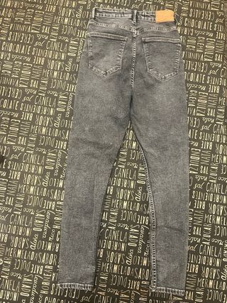 Vaqueros pitillo grises Bershka Talla 34