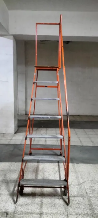 Escalera con plataforma y ruedas