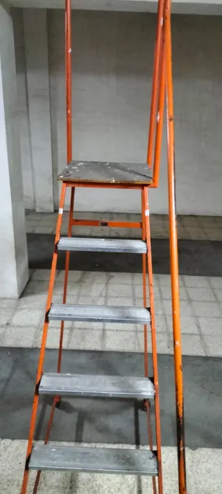 Escalera con plataforma y ruedas