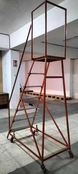 Escalera con plataforma y ruedas