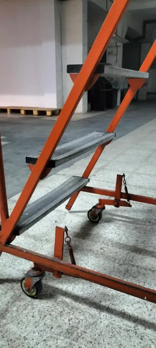 Escalera con plataforma y ruedas